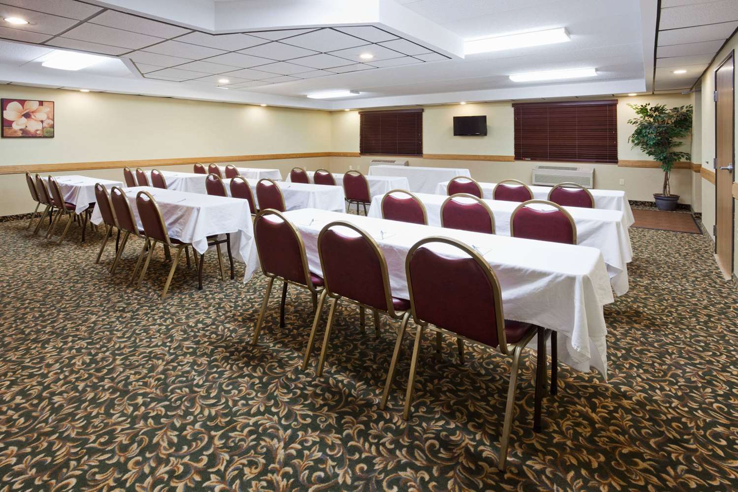 AmericInn by Wyndham Fargo West Acres 23/27