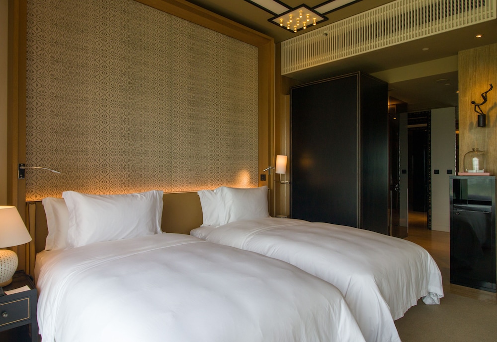 Club, Twin Beds