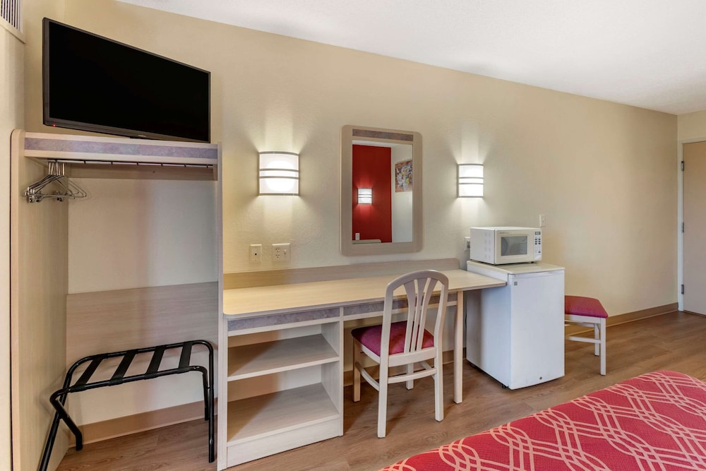 Econo Lodge Belle Fourche, SD 20/36