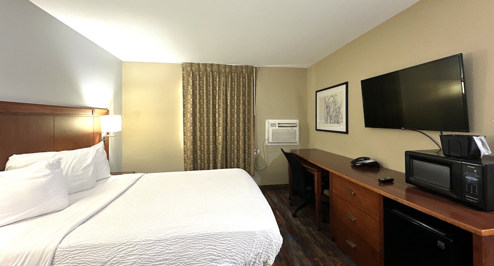 Room, Queen Bed 2/10