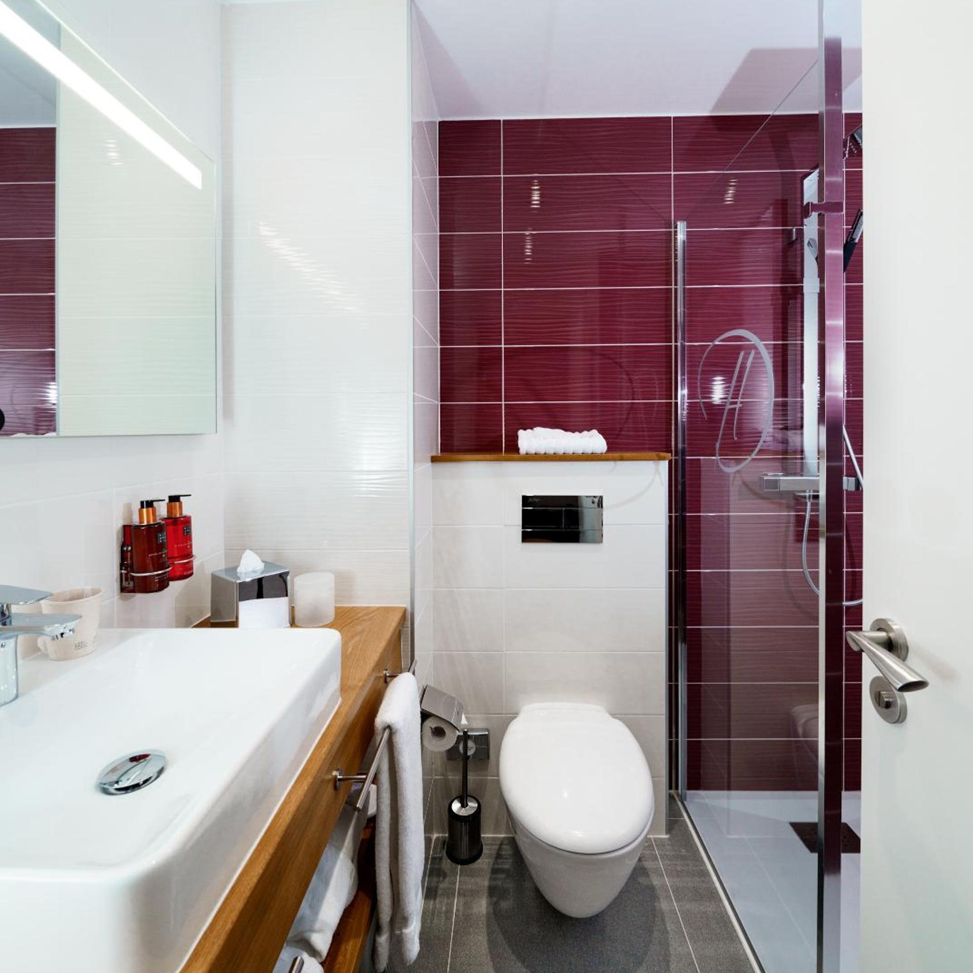 ROOM, QUEEN BED, ACCESSIBLE