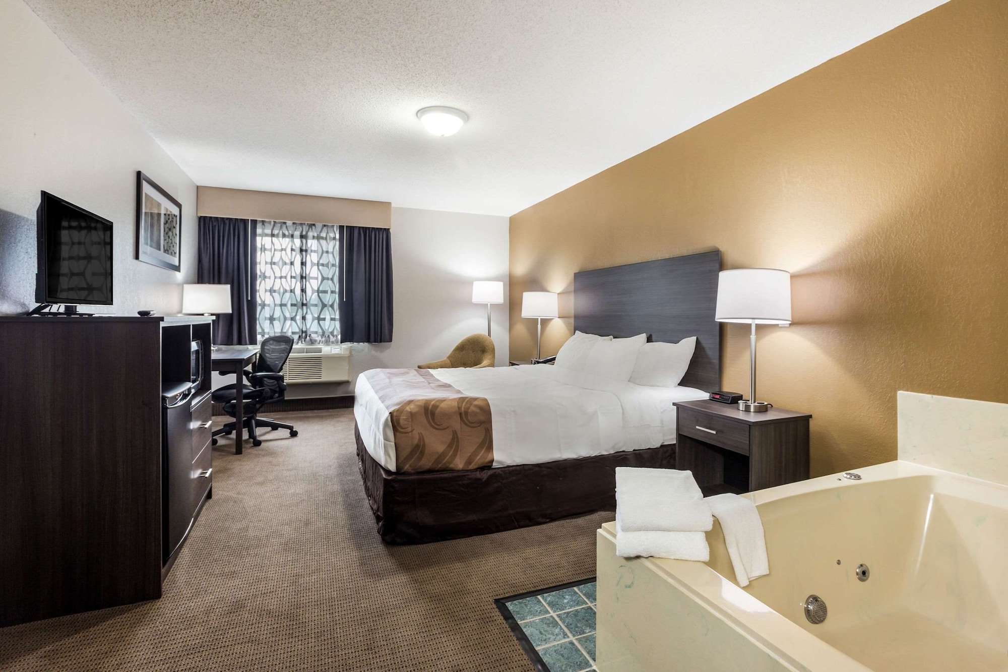 غرفة بسرير كينج بحوض جاكوزي، Quality Inn Clare 5/5