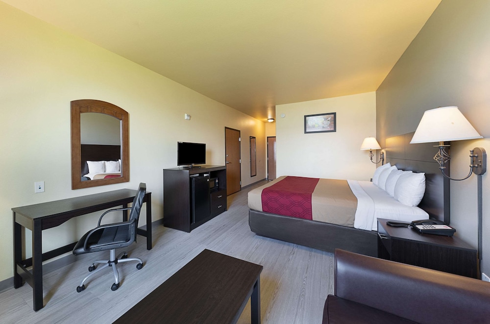 Econo Lodge Inn and Suites Bridgeport 13/29
