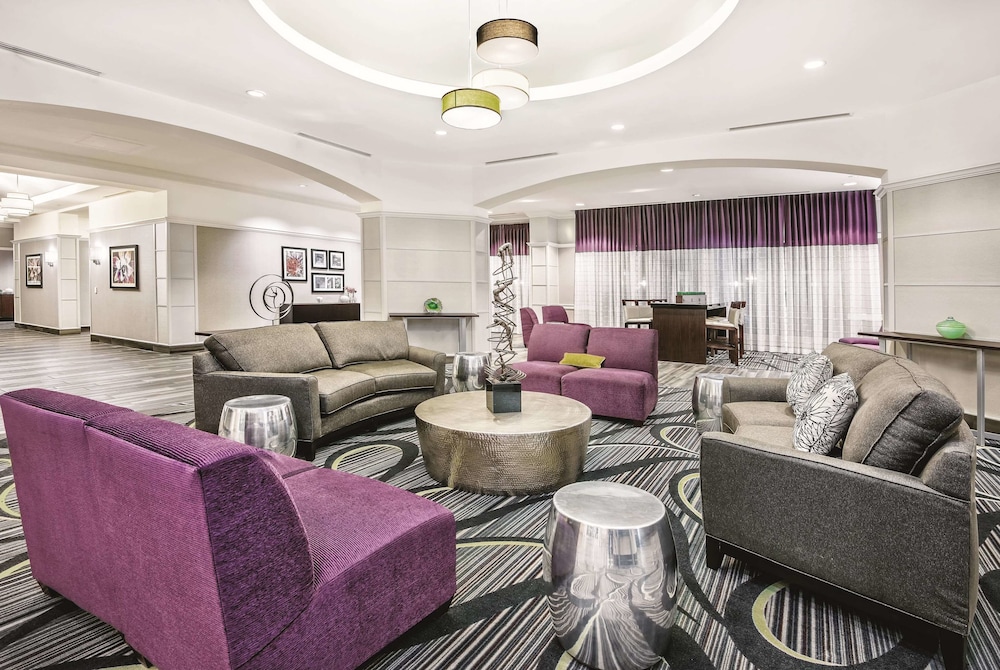 La Quinta Inn & Suites by Wyndham San Antonio Riverwalk 31/53
