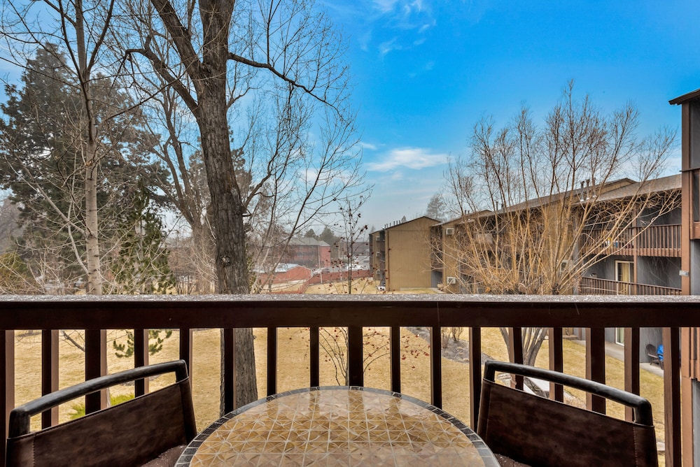 Bend Riverside Inn &amp; Suites 45/51