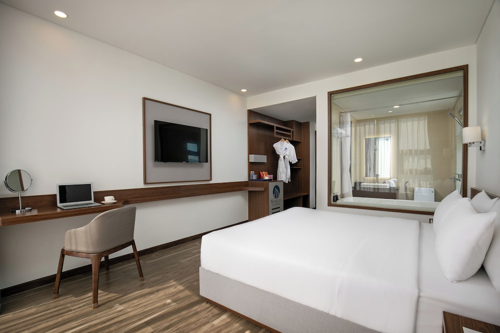 Mangata Beachfront Hotel 13/46