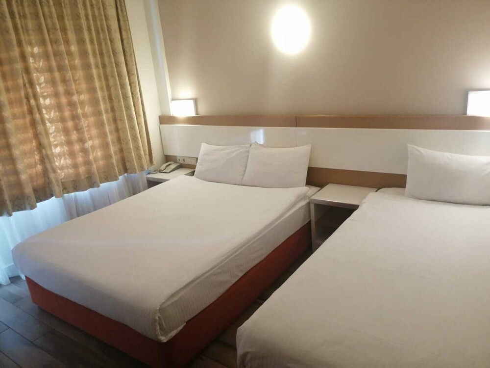 IRIS HOTEL 12/48