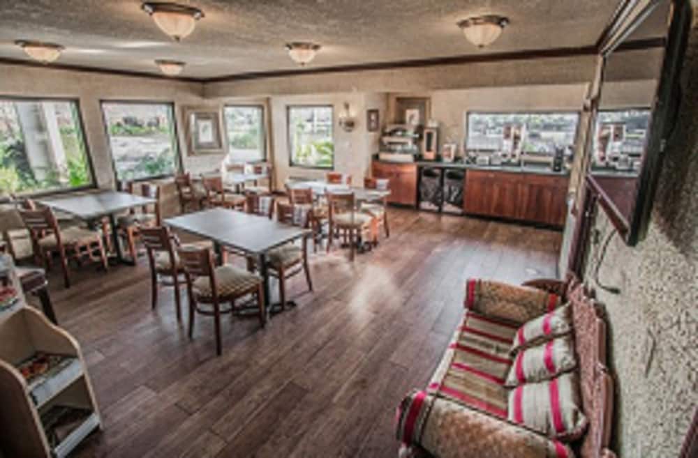 Days Inn By Wyndham Destin 36/40