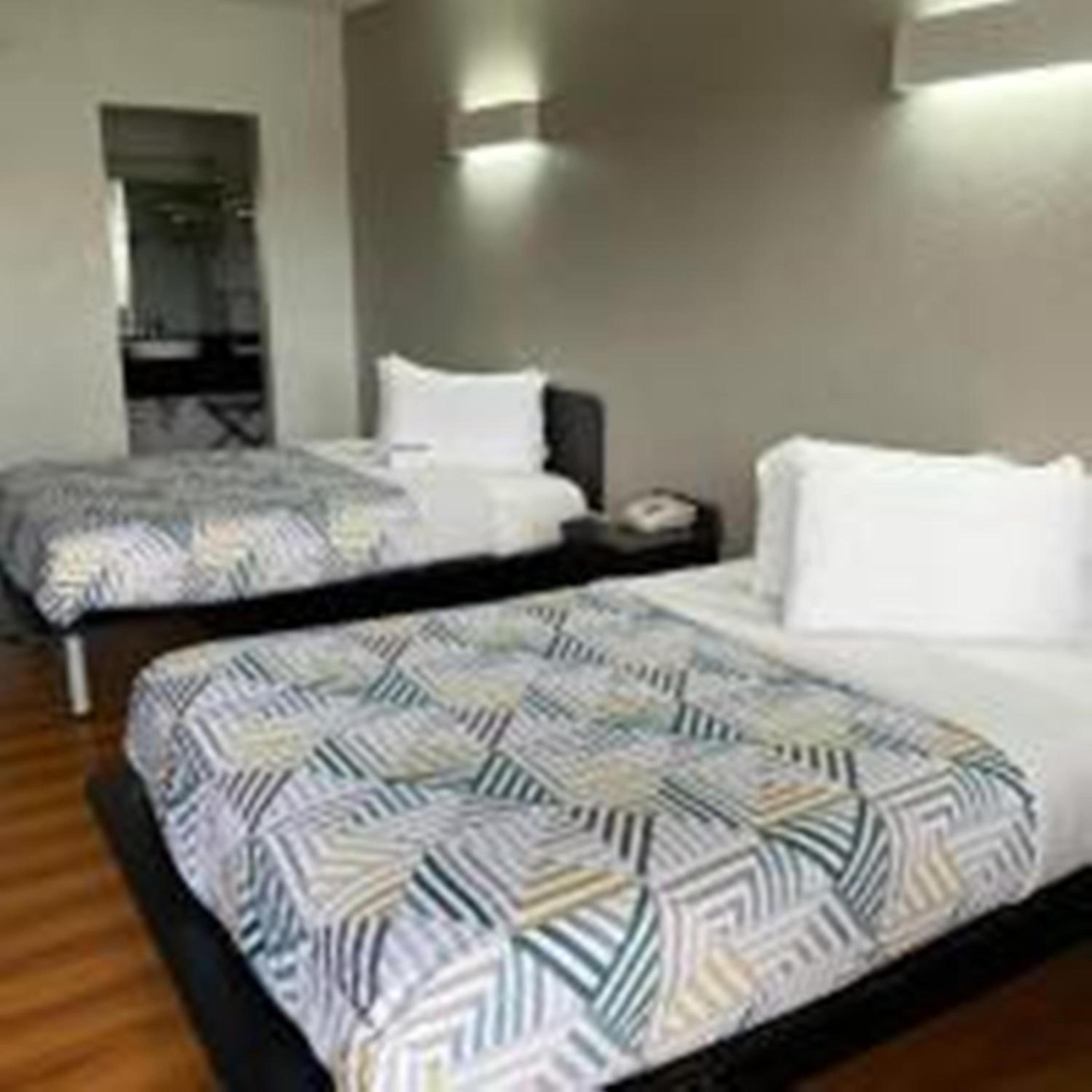 1 Full Bed Mobility Access Tub, Nsmk، Motel6 Van Horn, TX 1/4