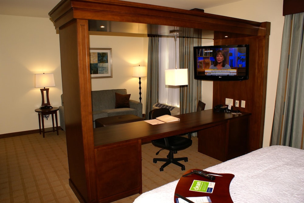 Hampton Inn Suites Center TX 25/30