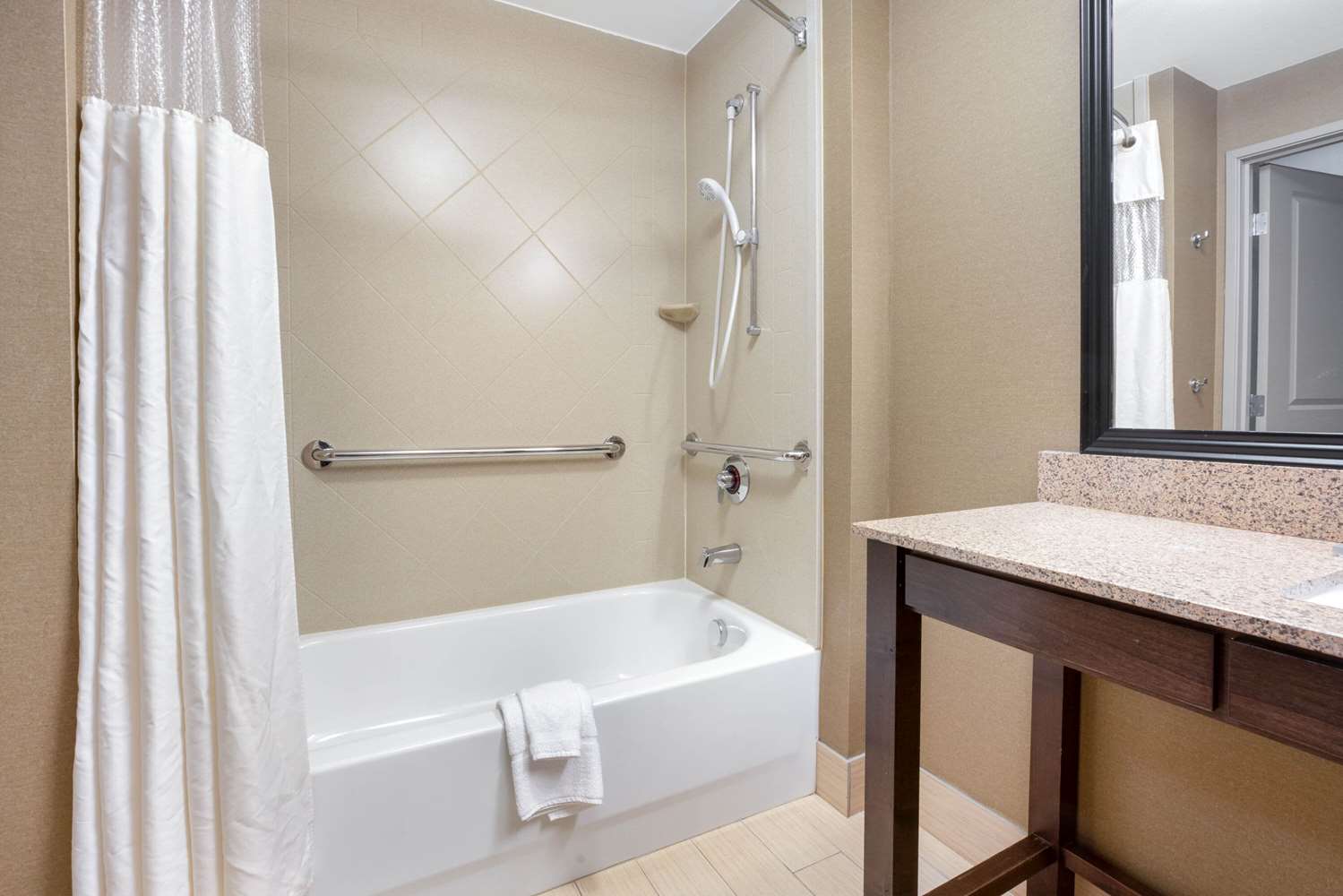 La Quinta Inn & Suites by Wyndham Bellingham 32/34