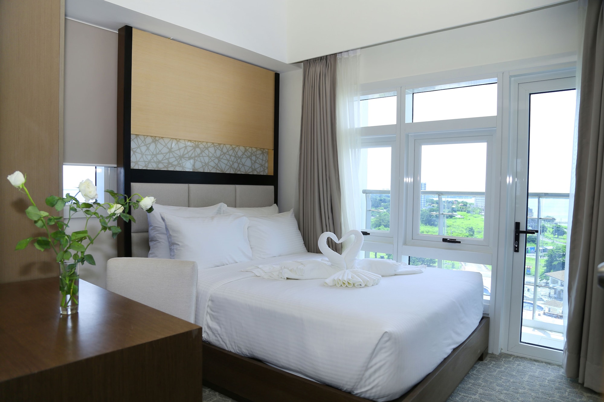 2 Bedrooms, Suite, Queen and Twin Beds, Sea View