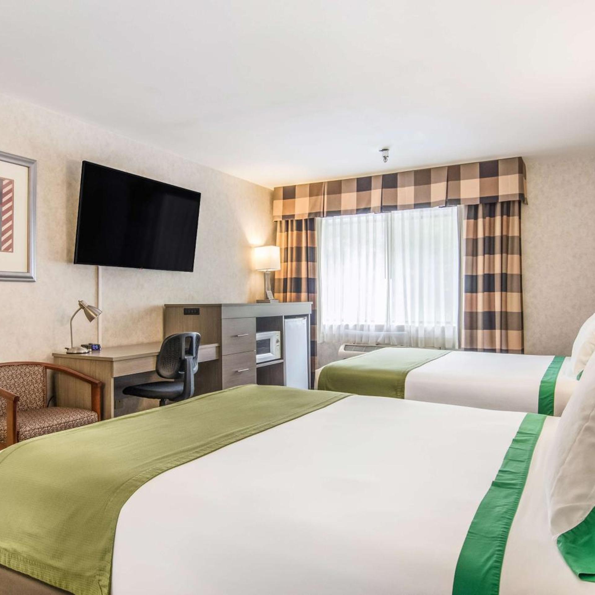 Room, 2 Queen Beds, Guesthouse Poulsbo 3/6