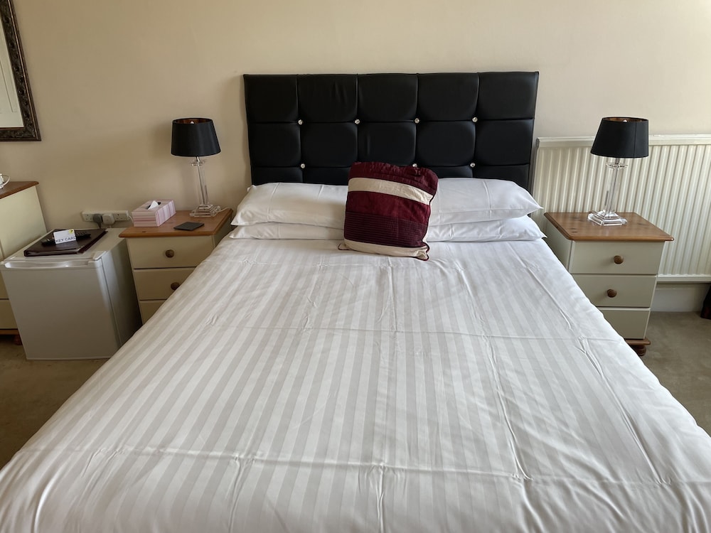 Diamonds Lodge Ltd (Ex Crossways Guest House) 13/34