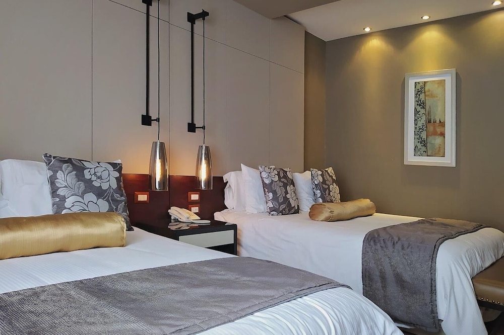 Deluxe, 2 Queen Beds