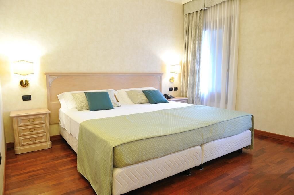 Classic, Queen Bed