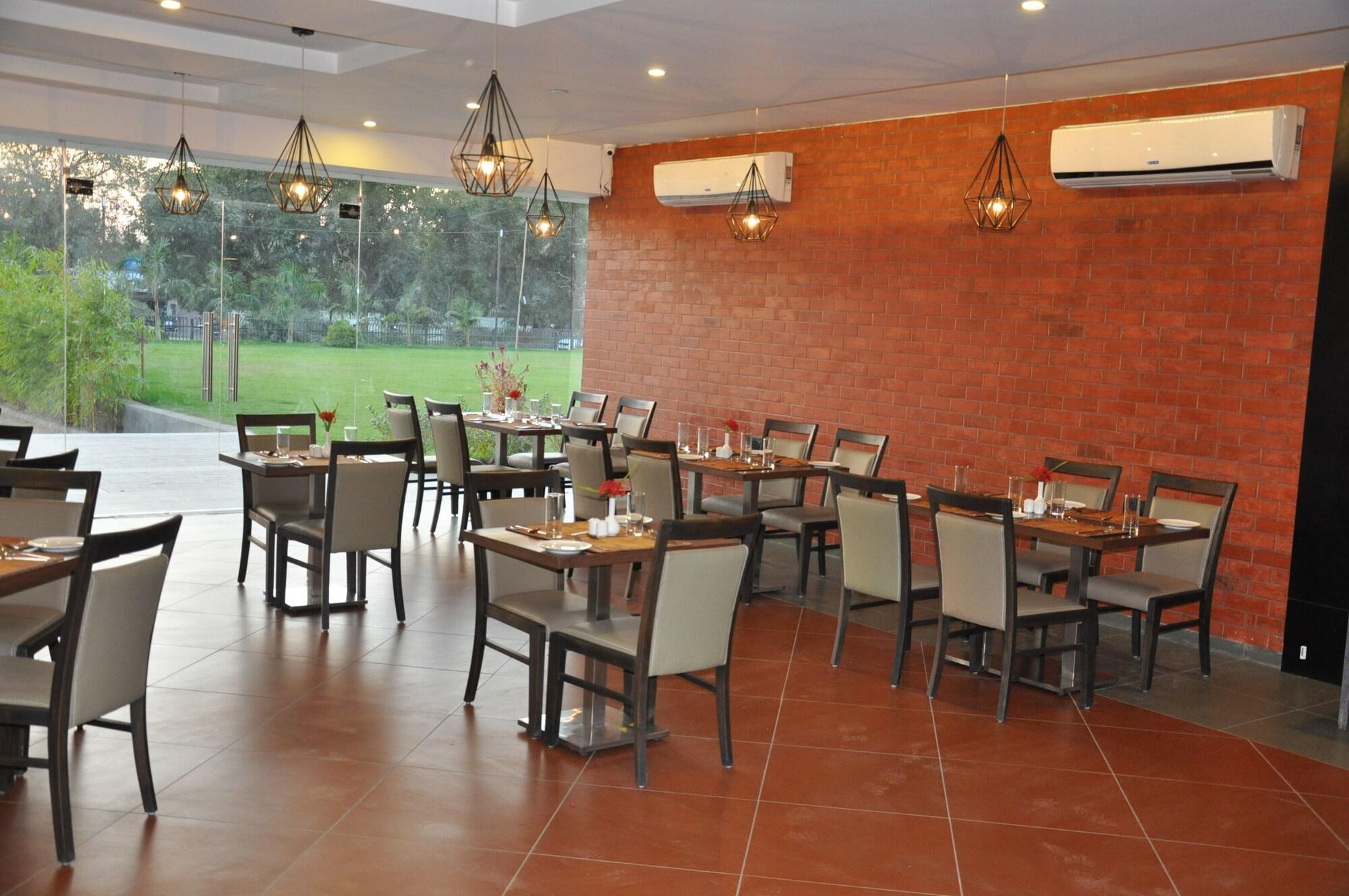 Pride Biznotel Manjusar (ex Mango Hotels Tansha Regal) 34/50
