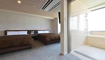 Renovated, 2 Double Beds, Smoking