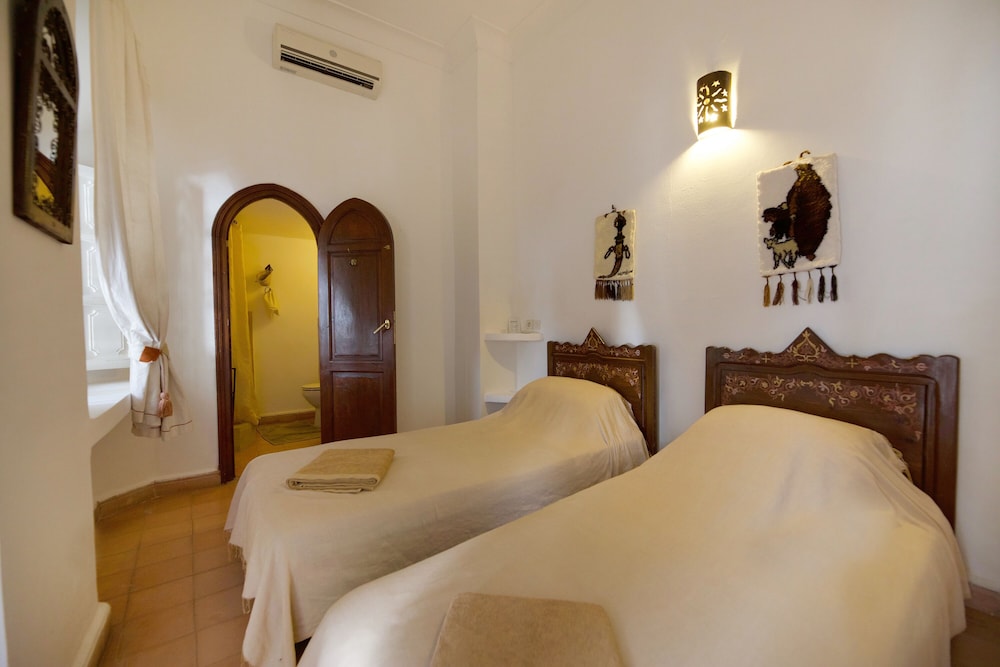 ROOM, TWIN BEDS
