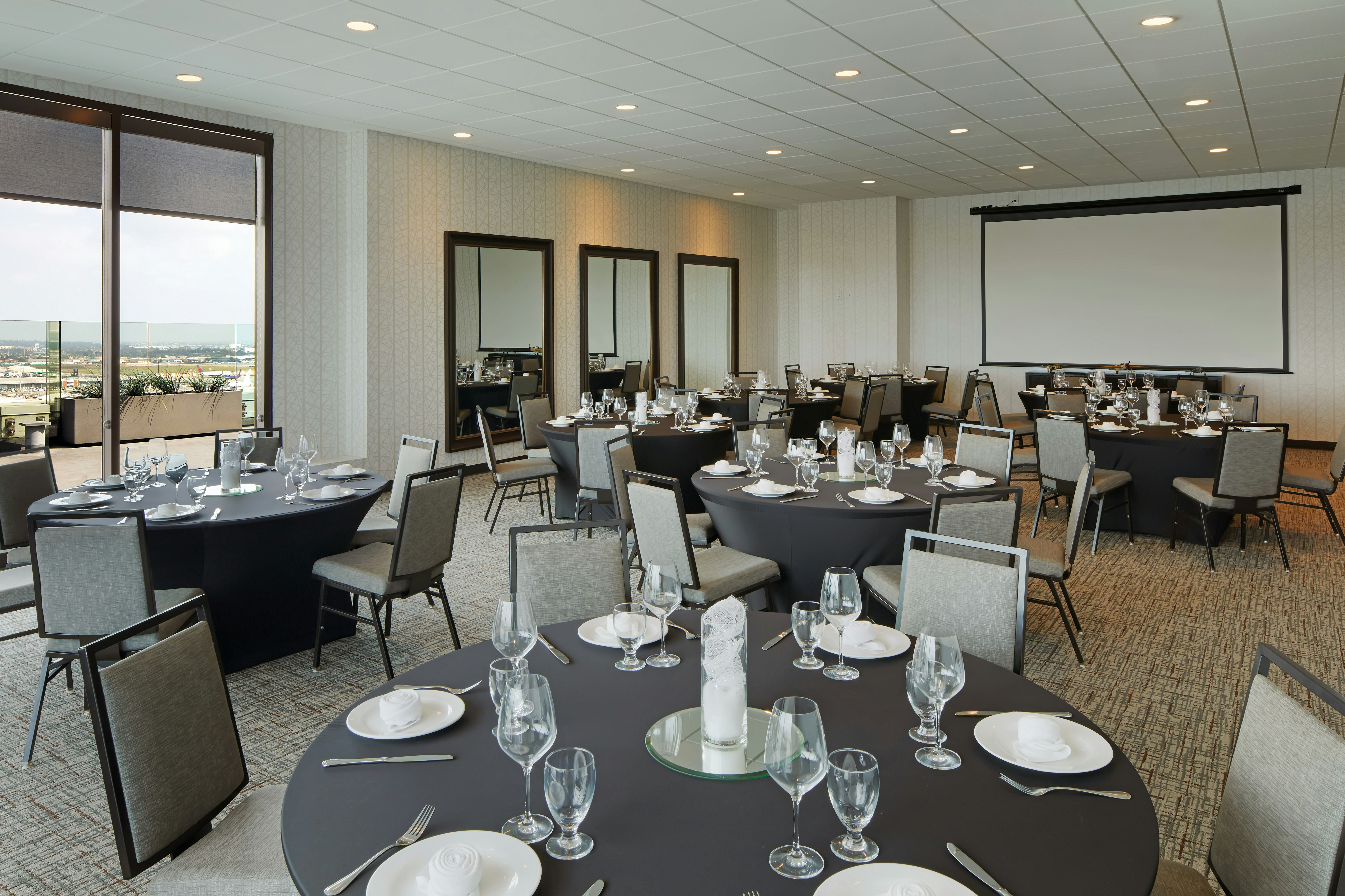 H Hotel Los Angeles, Curio Collection by Hilton 56/59