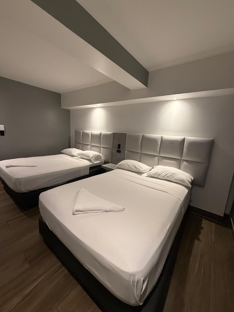BASIC, 2 DOUBLE BEDS