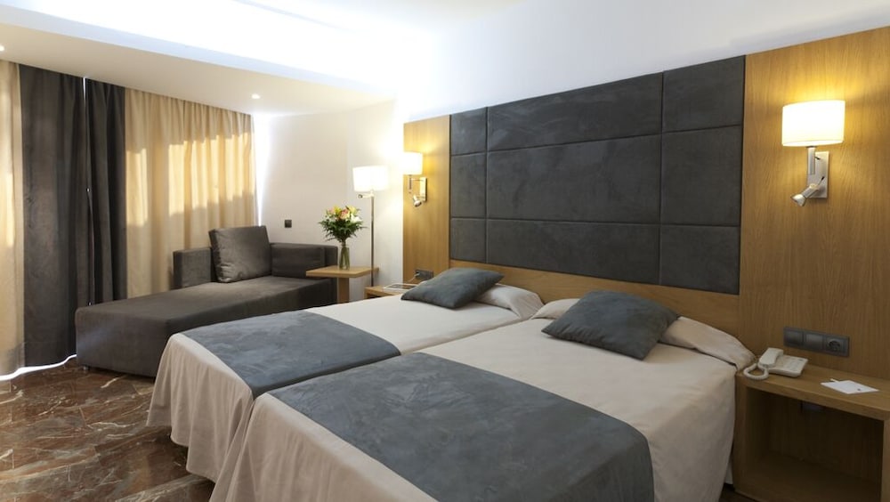 ROOM, TRIPLE
