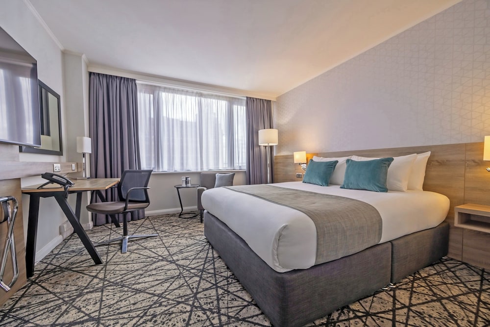 STANDARD, QUEEN BED