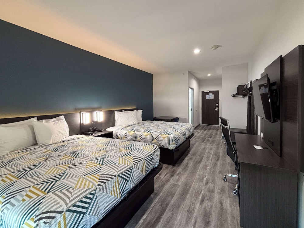 STANDARD, 2 QUEEN BEDS, KITCHEN