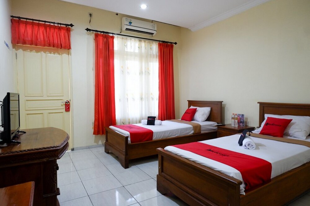 RedDoorz Plus near Stadion Wijaya Kusuma 3/22