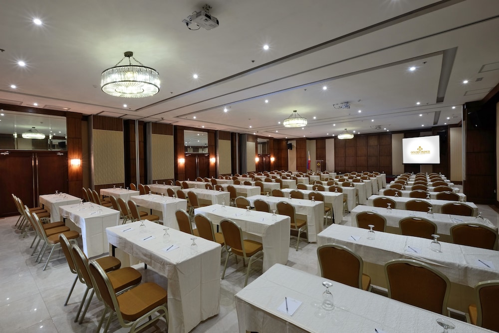 Golden Prince Hotel And Suites 39/50
