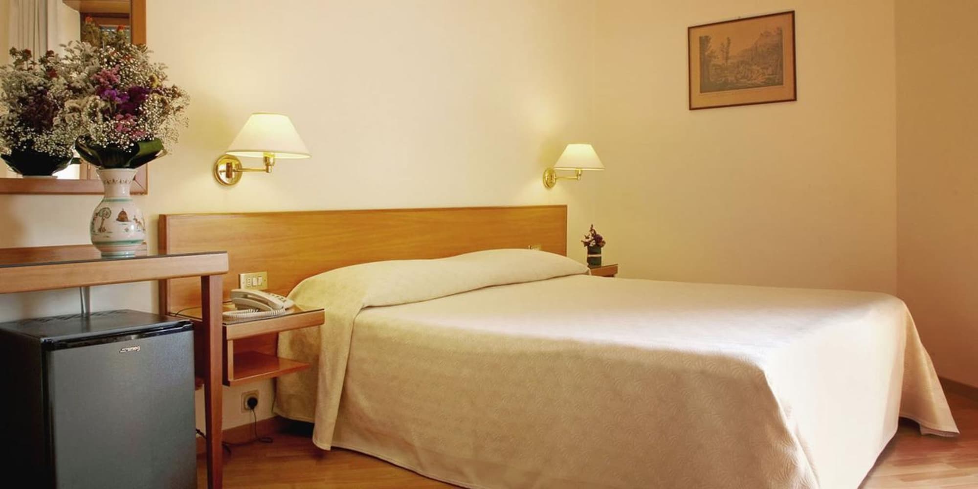 ROOM, DOUBLE BED