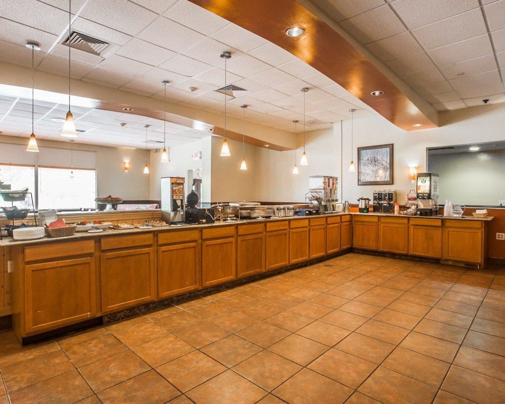 Quality Inn & Conference Center Brattleboro North 14/64