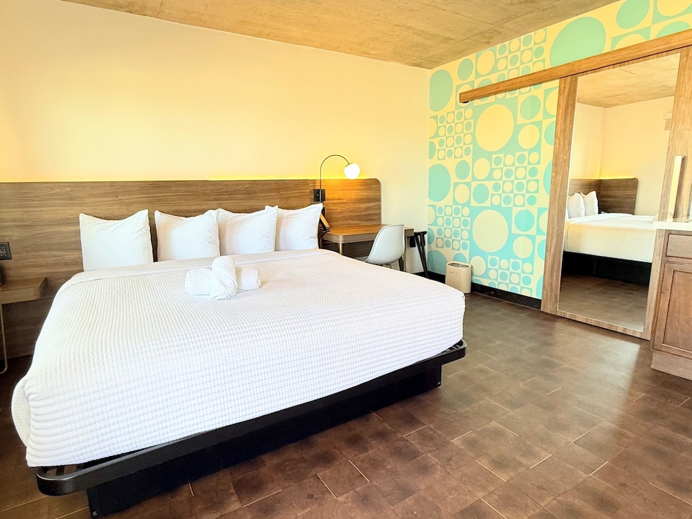 PREMIUM, SUITE, KING BED