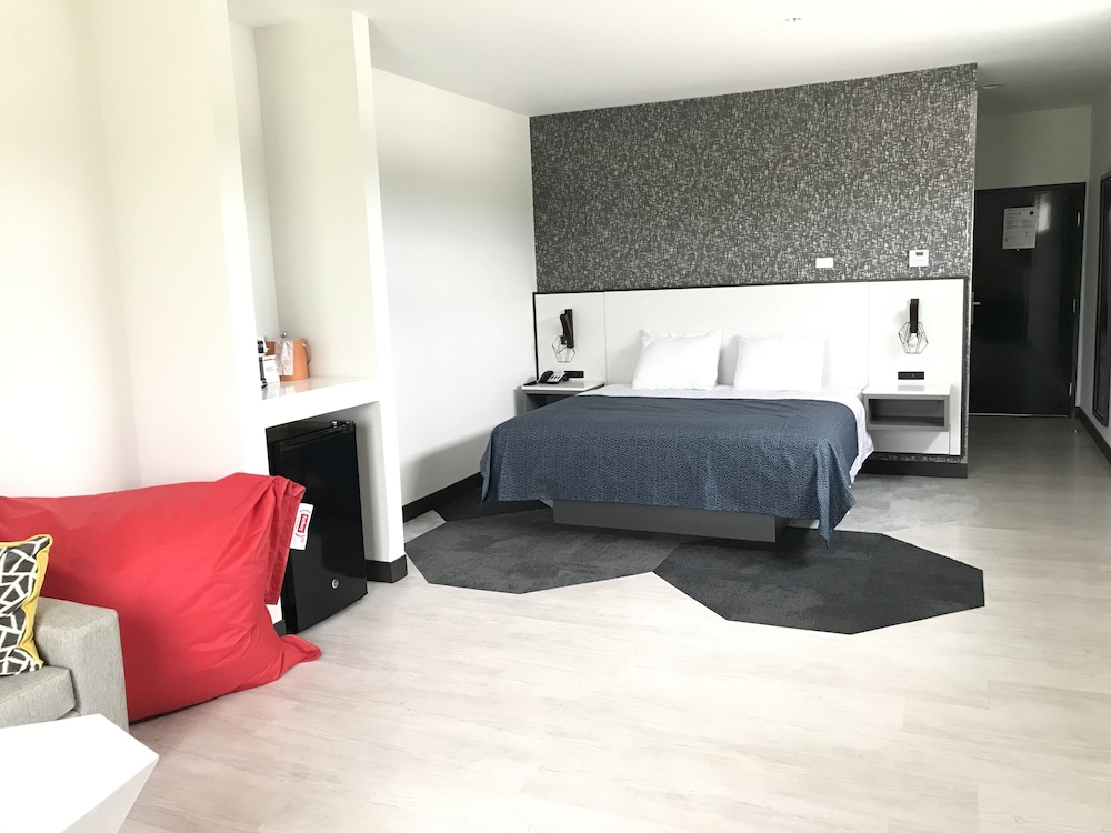 Hy-Lo Hotel 25/73