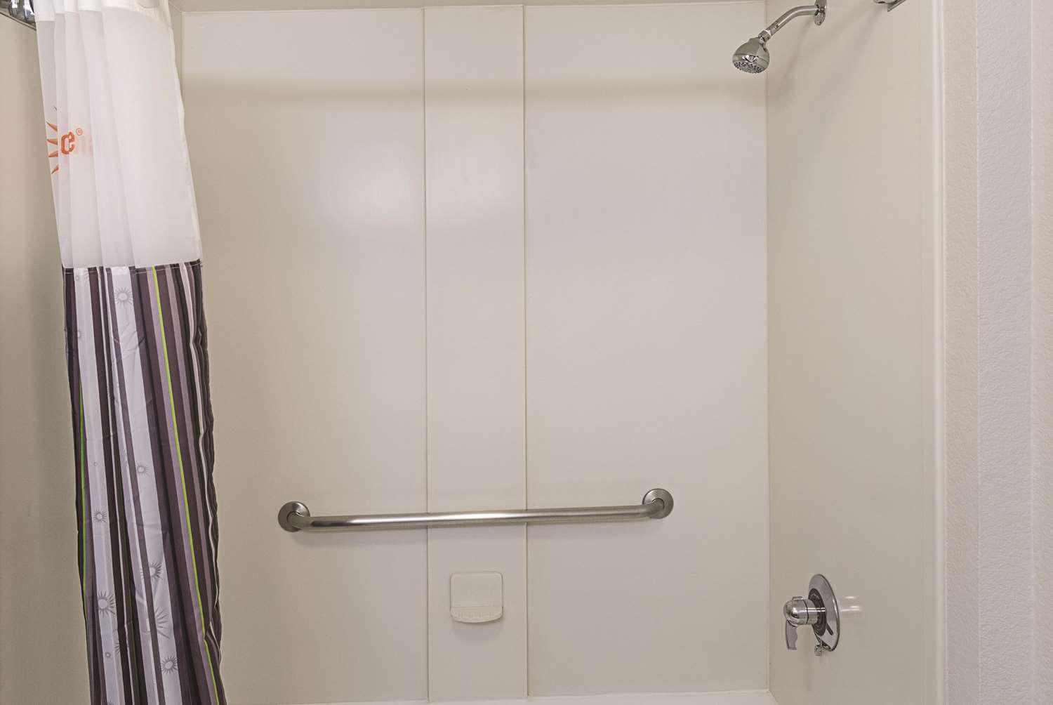 La Quinta Inn & Suites by Wyndham Ontario Airport 29/58