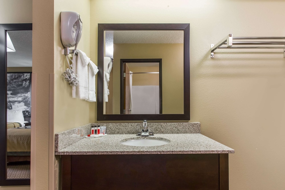 Super 8 By Wyndham Sun Prairie/Madison E 17/28