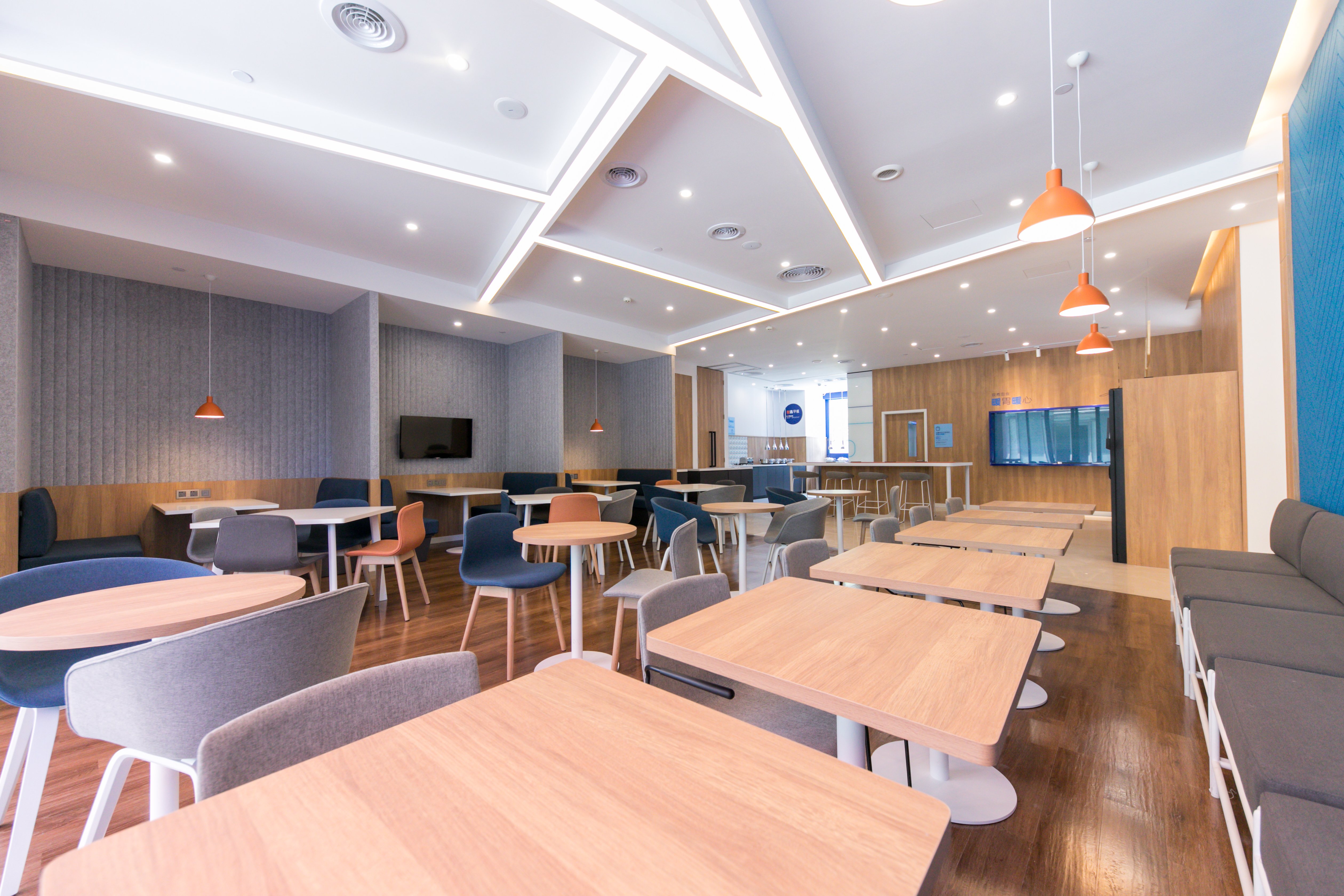 Holiday Inn Express Shanghai Tangzhen 53/63
