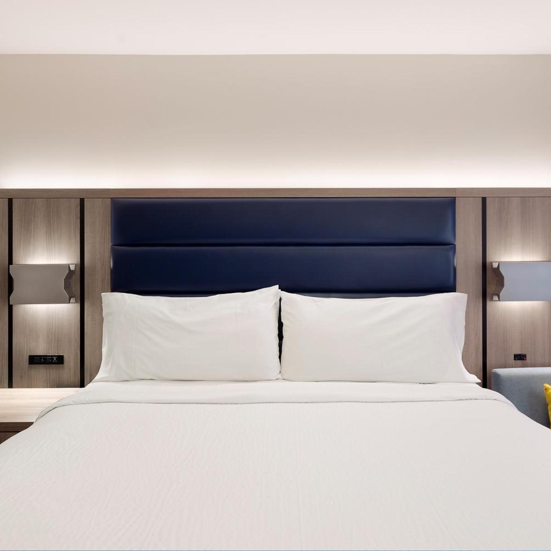 Room, King Bed, Hot Tub, Holiday Inn Express - New York City Chelsea 8/10