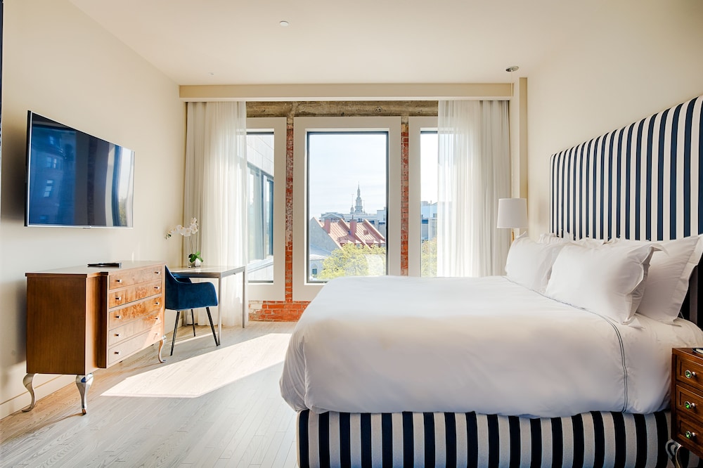 PANORAMIC, SUPERIOR, CITY VIEW, BATHTUB