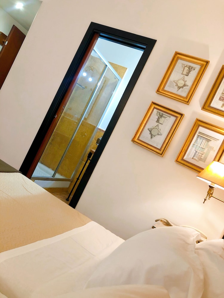 Florio Opera Hotel 24/65