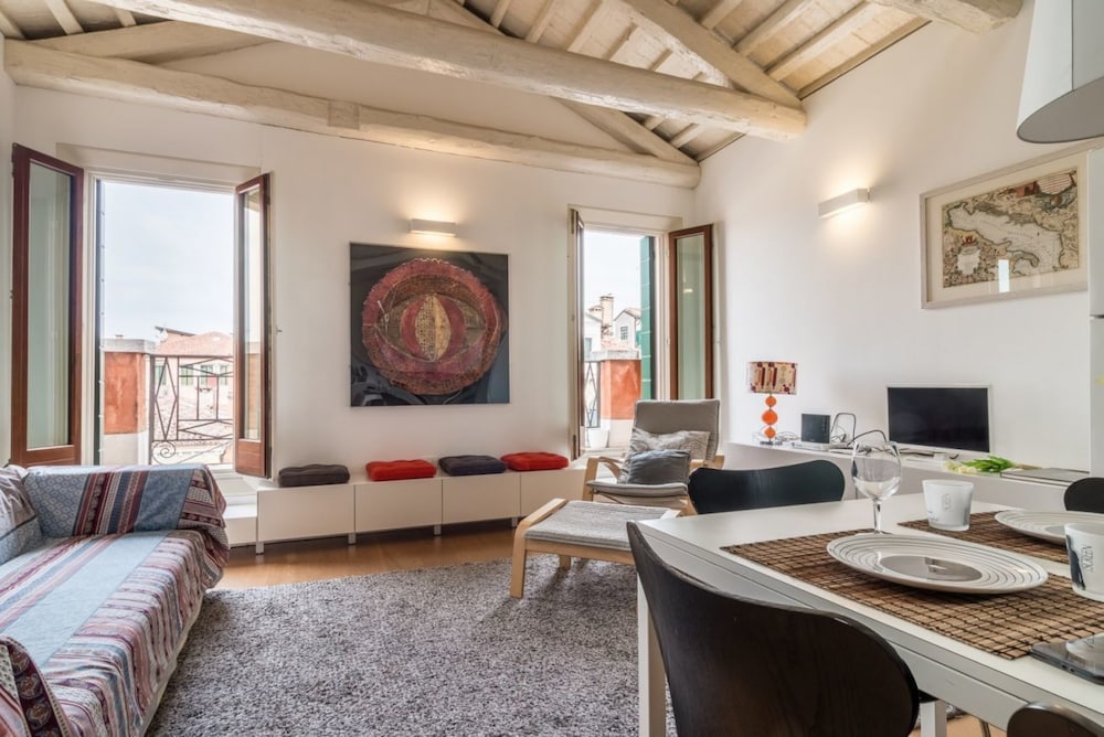 Carmini Canal View and Balcony with Lift 10/22