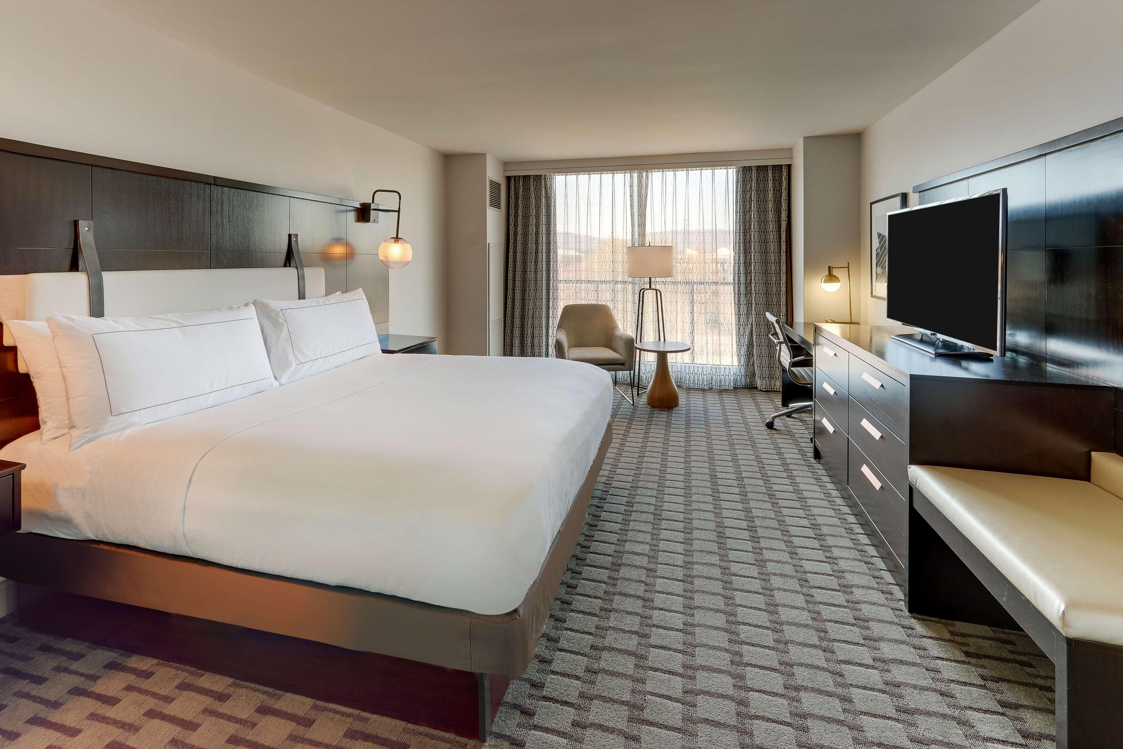 GUEST ROOM, KING BED