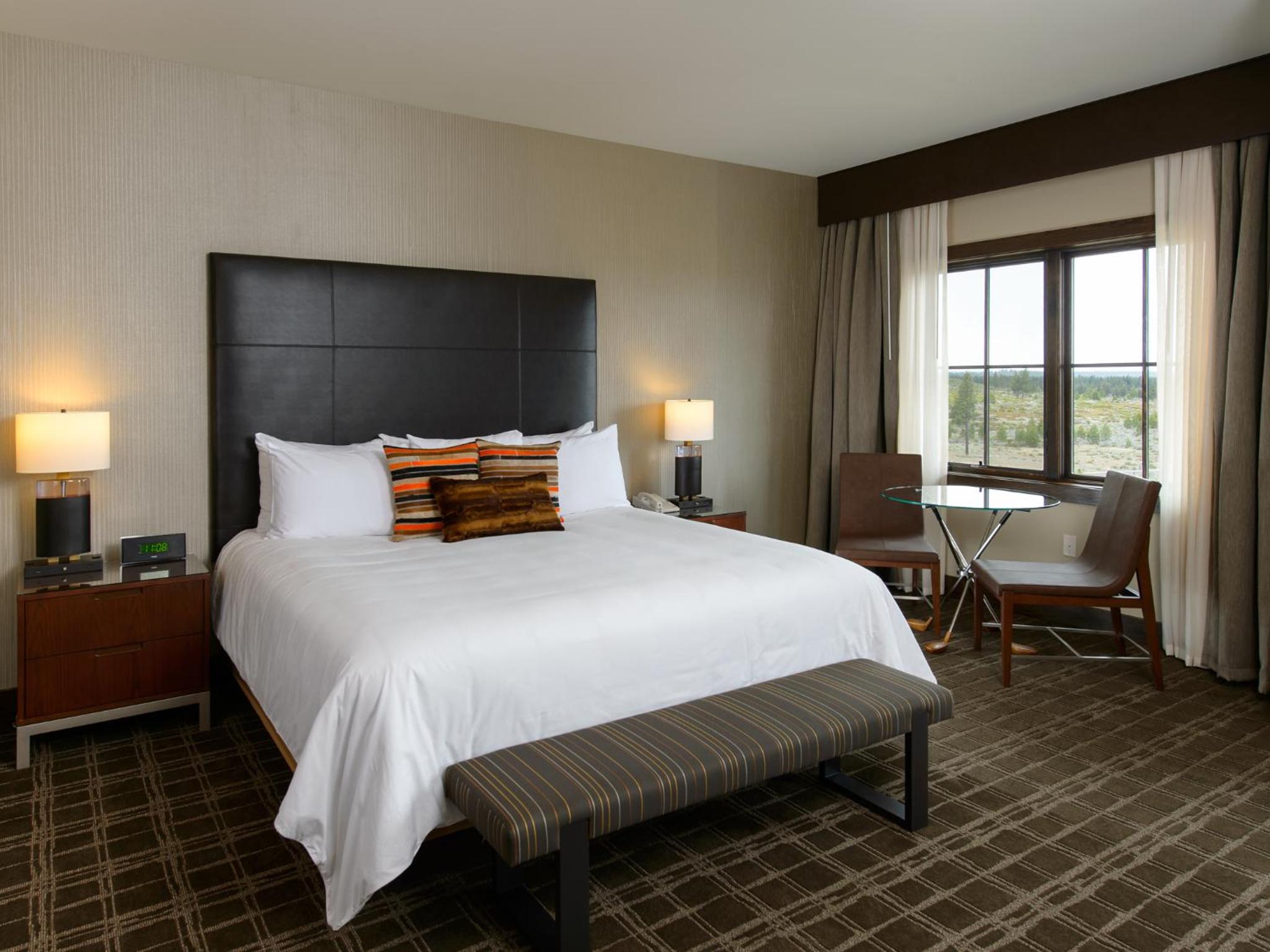 Deluxe, King Bed, South View, Corner
