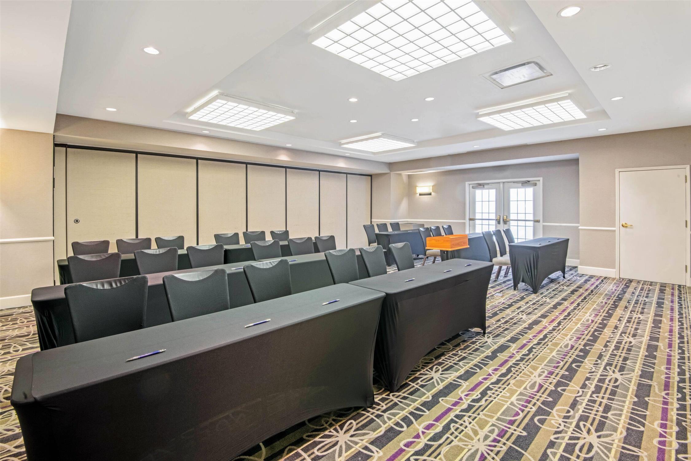 La Quinta Inn & Suites by Wyndham San Antonio Airport 50/63