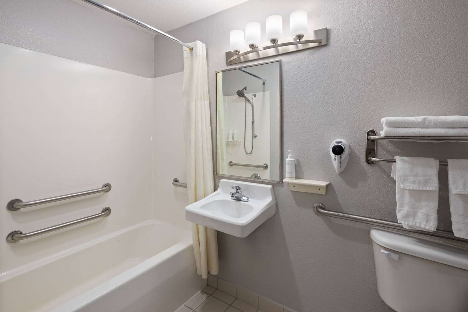 Days Inn & Suites by Wyndham Green Bay WI. 37/38