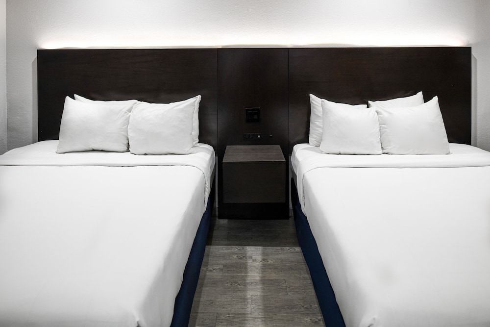 Hollywood Inn Express LAX 22/35