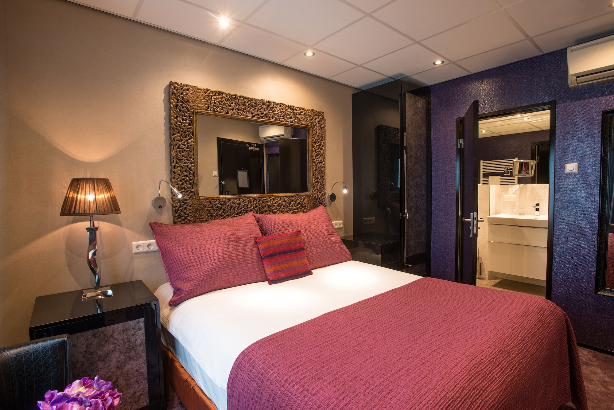 ROOM, DOUBLE BED, SMALL