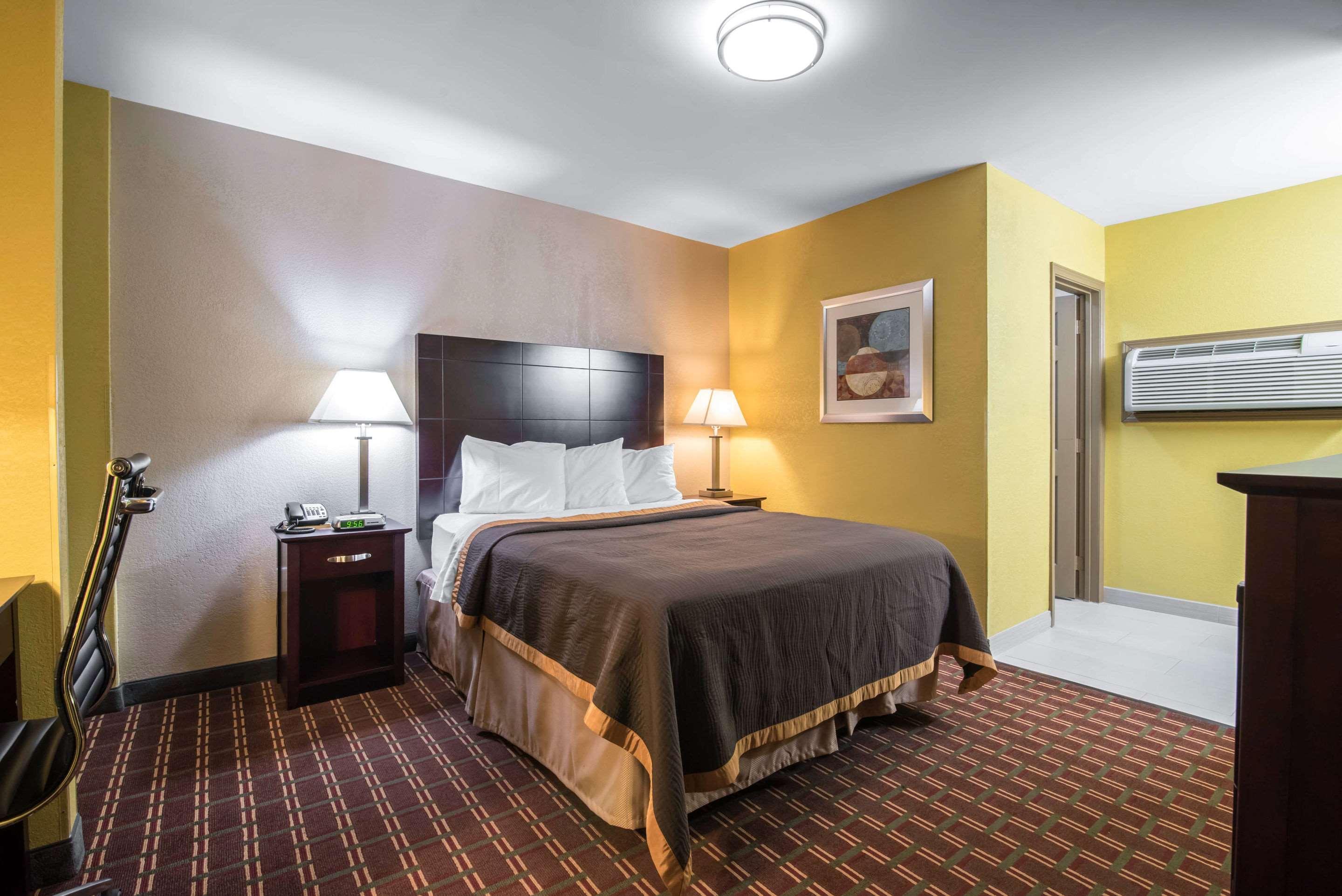غرفة بسرير كوين، Rodeway Inn Towanda 2/2