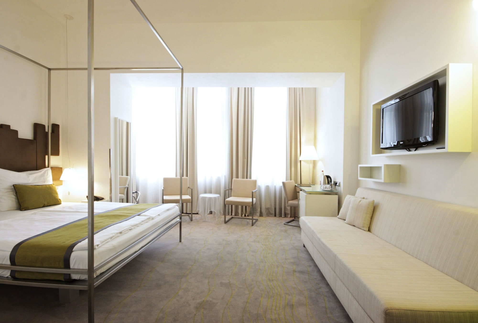 ROOM, QUADRUPLE