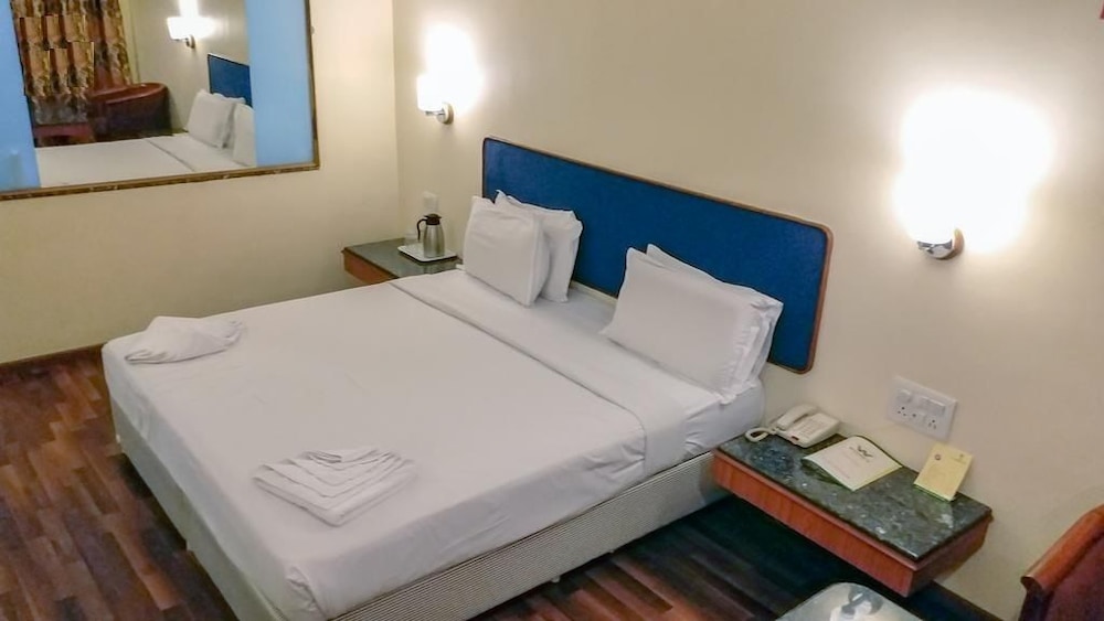 WOODLANDS HOTEL 27/50